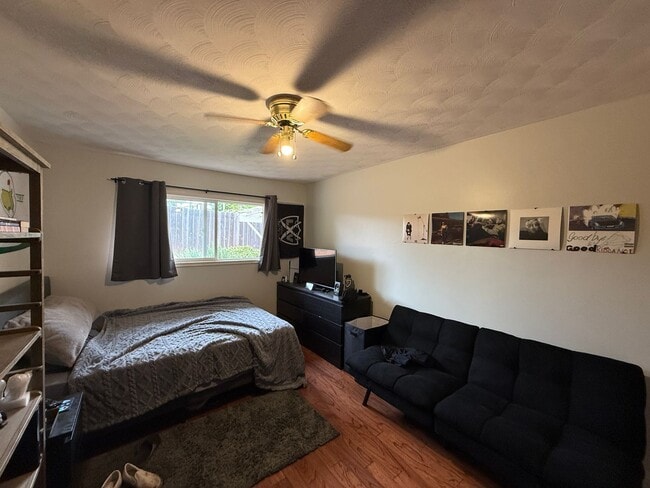 Building Photo - RURAL CHARM ON TOP OF THE HILLS IN VISTA