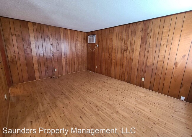 Building Photo - 2 br, 1 bath House - 914 Pine Circle Drive