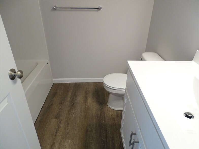 Building Photo - 6 Cobblestone Ct