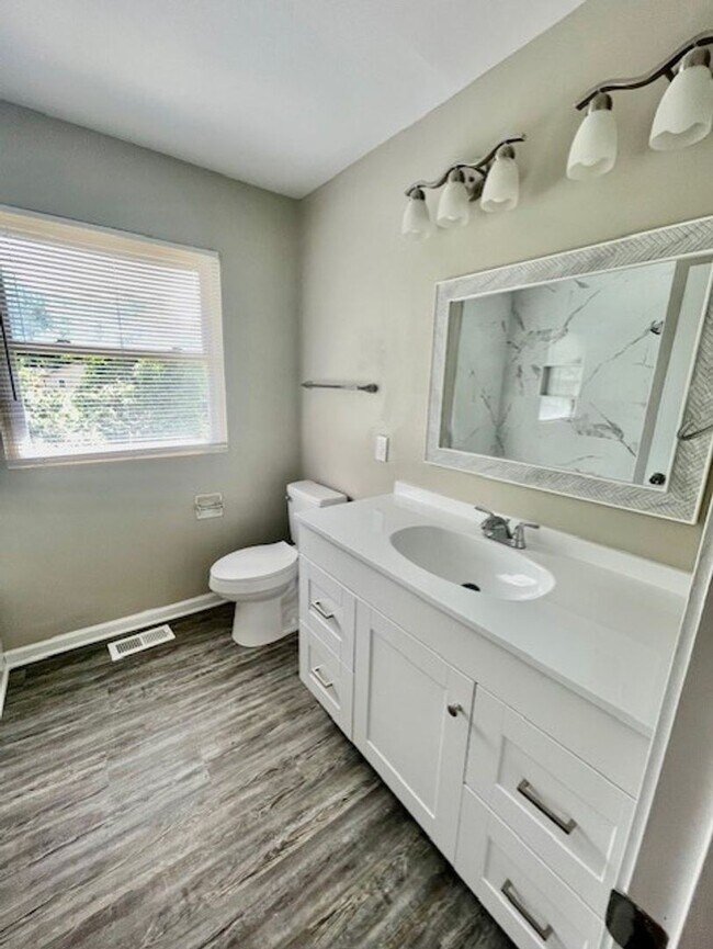 Building Photo - Spacious 5 Bedroom 2 Bath. This Home is Located in the Smallwood Community.