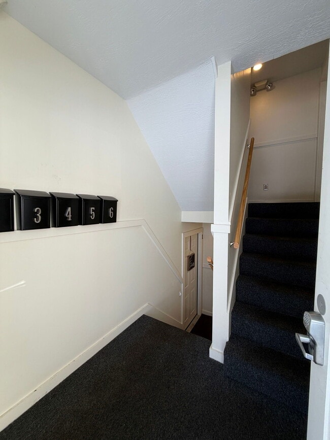 Building Photo - 12 Renarl Ave