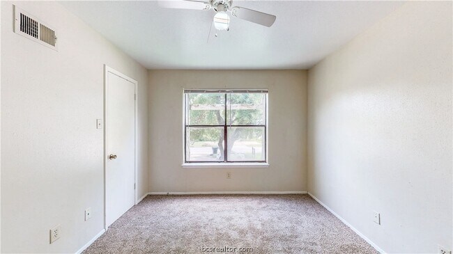 Building Photo - 303 Manuel Dr