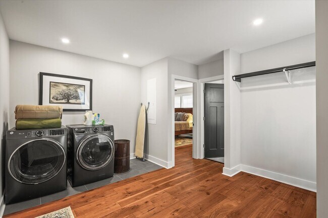 Building Photo - Short Term Only