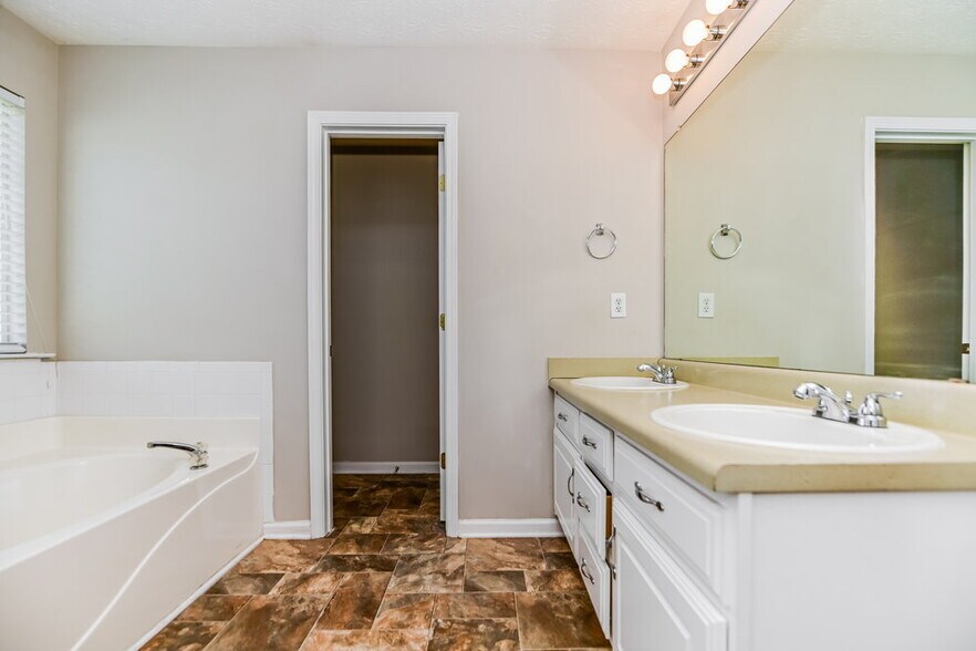 Building Photo - 1309 Kent Manor