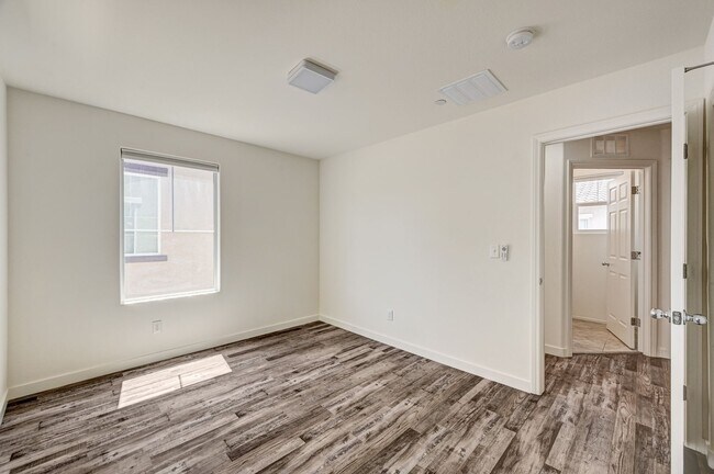 Building Photo - Exquisite Townhome - Life of luxury