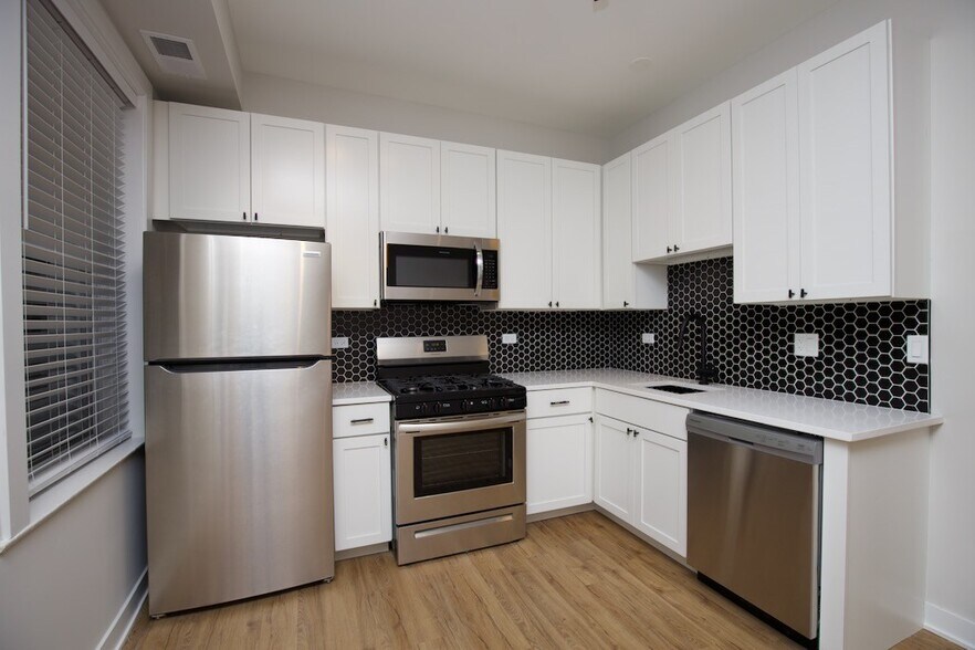 Building Photo - 661 W Wrightwood Ave
