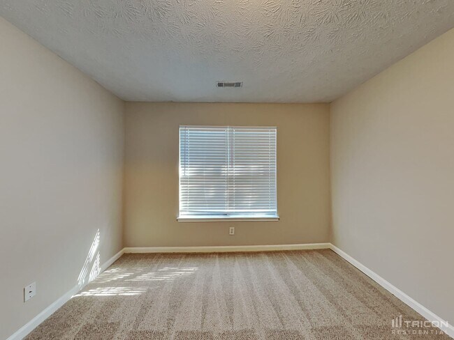 Building Photo - 150 Woodlake Dr