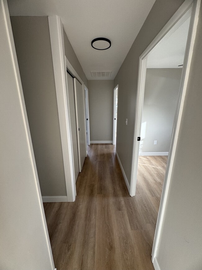 Building Photo - 580 Edgewood Dr