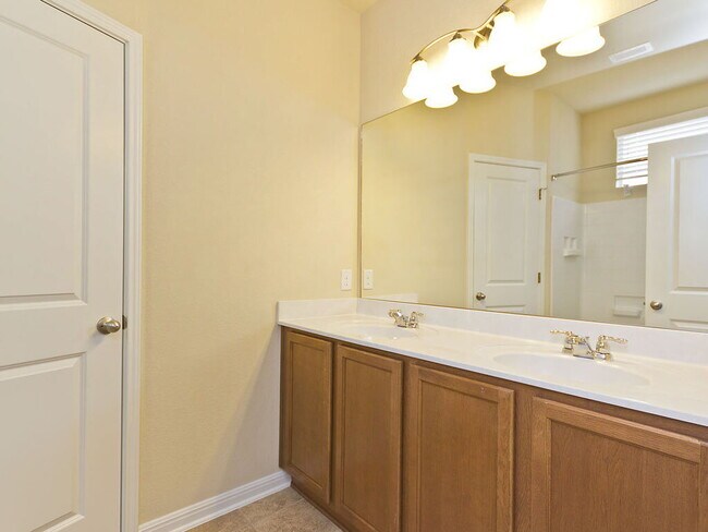 Building Photo - 335 Rachel St