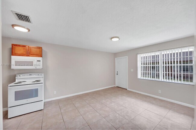 Building Photo - 2610 Riverland Dr