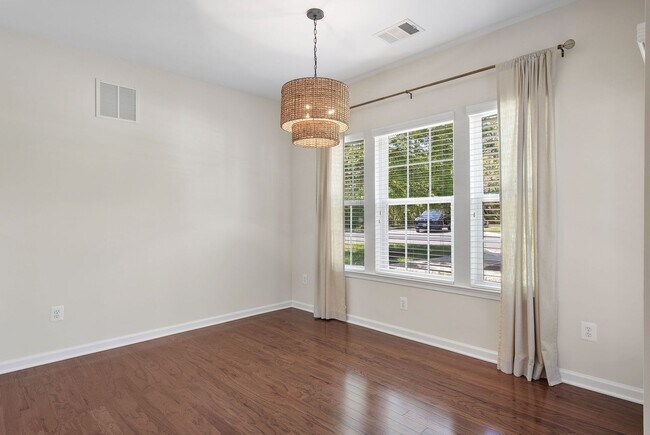 Building Photo - Stunning, Spacious 2 Bedroom Condo in Midl...