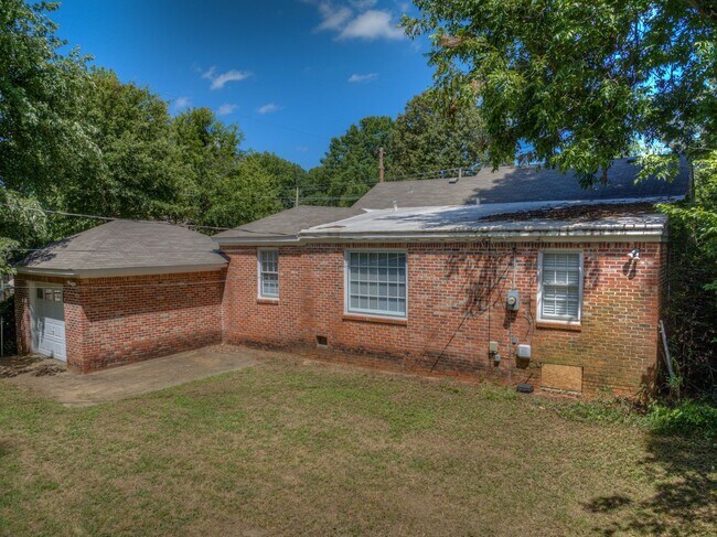 Building Photo - 4 bed/2 bath
