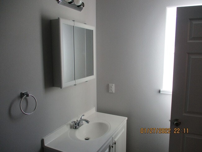 Building Photo - Beautifully remodeled 3 bed, 3 bath Duplex