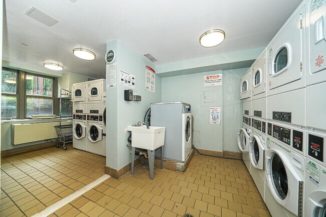 Building Photo - 516 W 47th St