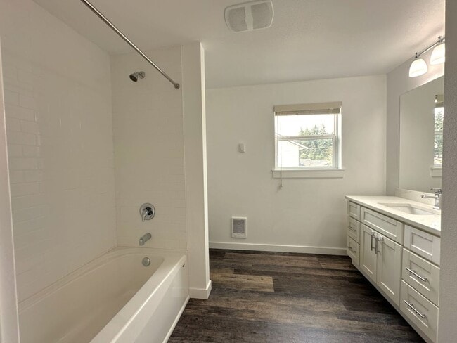 Building Photo - Modern & Stylish 4 Bed, 2.5 Bath Remodel!