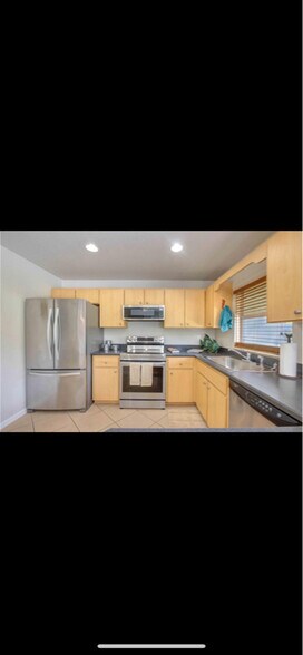 Building Photo - 569 Sidney Dr