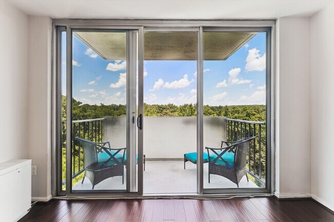 Building Photo - Great 2 Bedroom 2 Bath in Van Ness DC!