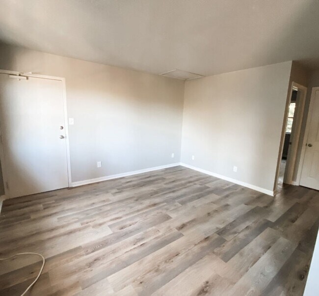 Building Photo - Beautifully Updated 1-Bedroom Apartment with Washer/Dryer Hookups!