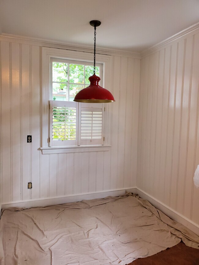 Dining Nook - 415 10th St NW