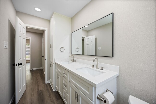 Building Photo - 8826 Tanager St