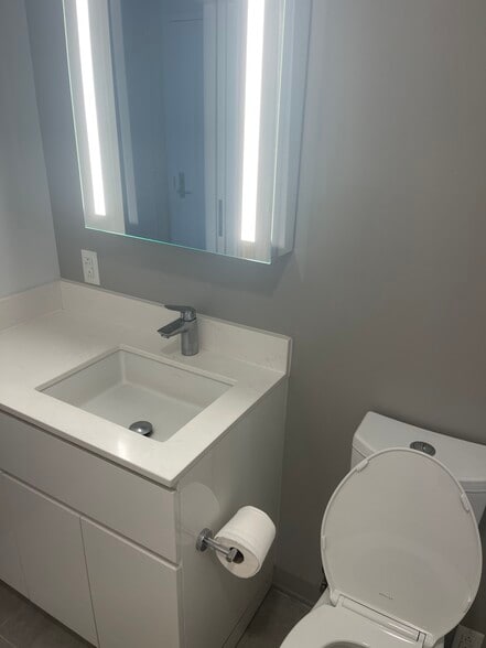 Building Photo - 987 Queen St