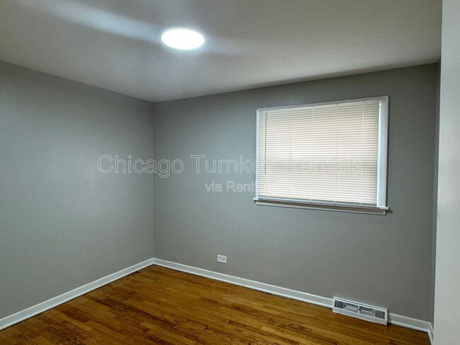 Building Photo - 1127 E 159th Pl