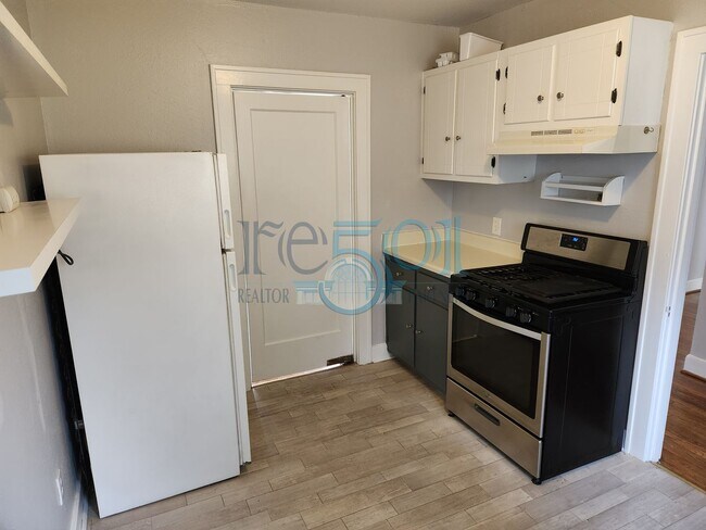 Building Photo - *Coming Soon* Great Hillcrest Find!  2Bedrooms & 1 Bathroom Pefect for UAMS Student(s)