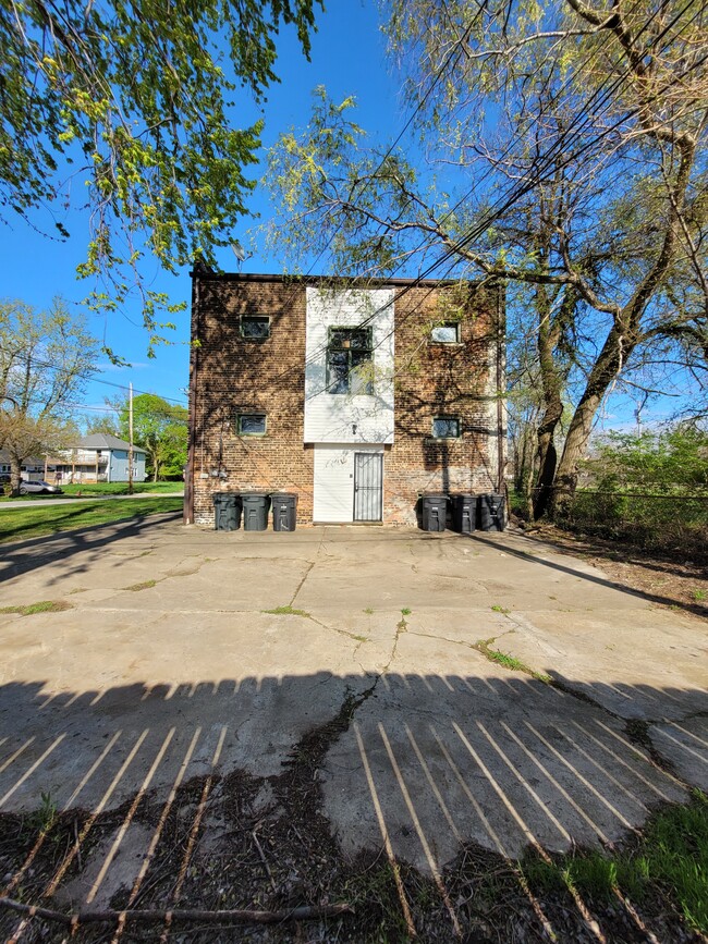 Building Photo - 718 E 124th St