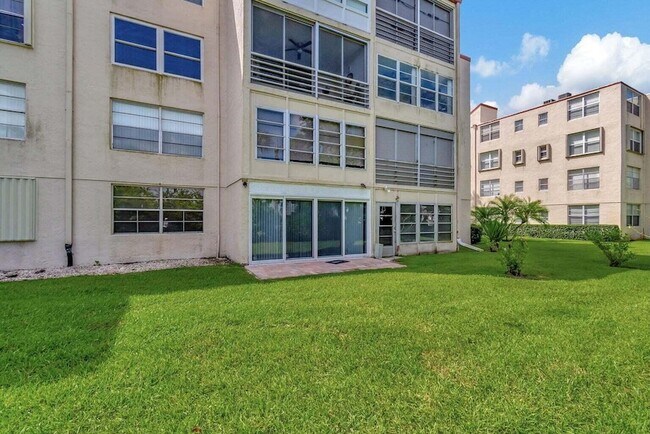 Building Photo - 300 Captains Walk