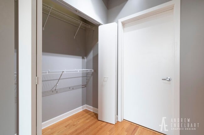 Building Photo - 933 W Van Buren St