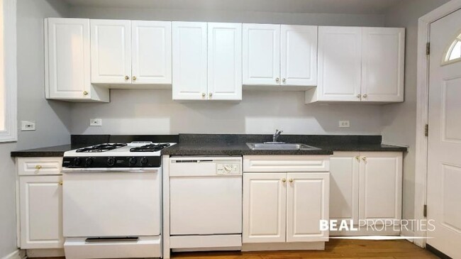 Building Photo - 1 bedroom in CHICAGO IL 60657