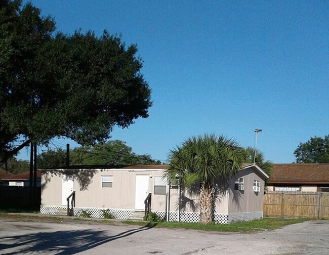 Building Photo - Adorable 2 bedroom 1 bath manufactured home for rent near Combee area!!!