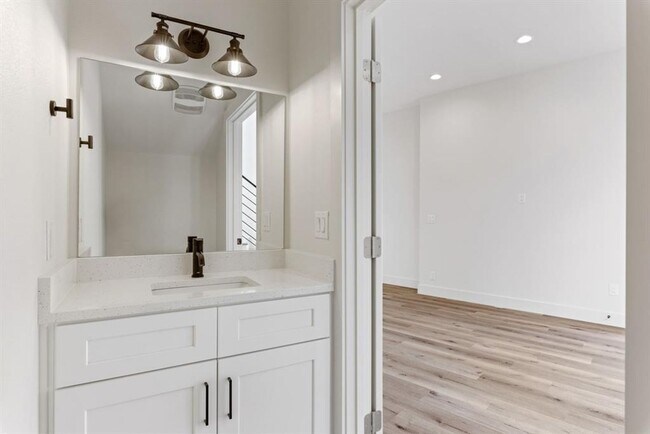 Building Photo - 8507 Hathaway Dr