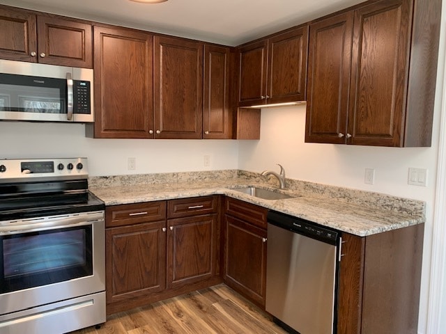Kitchen w/granite counters - 133 Lake Hayward Rd