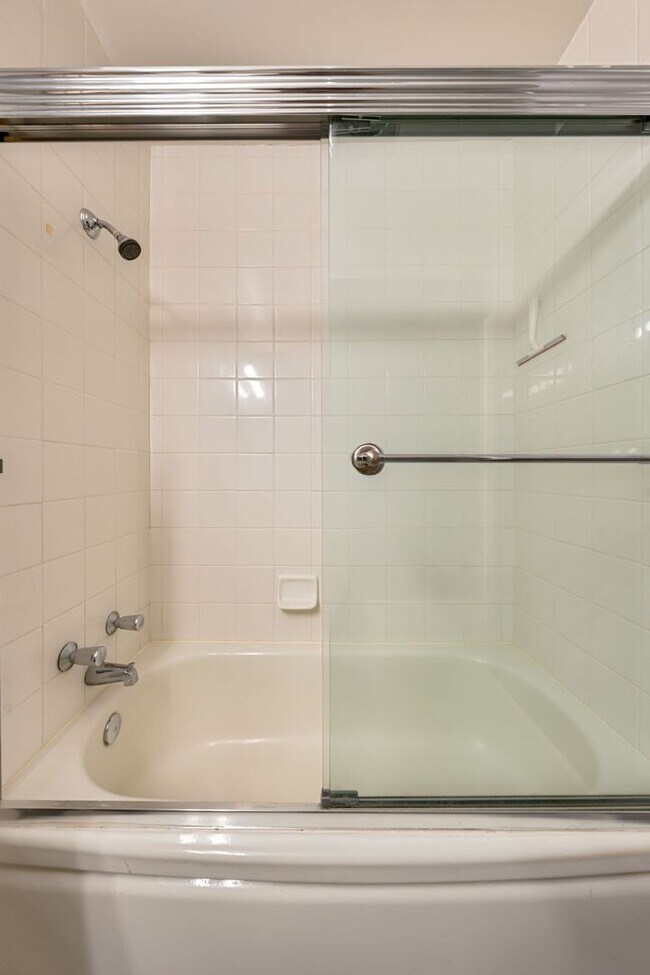 Building Photo - Charmingly Remodeled 3 Bed, 2 Bath Home Ne...