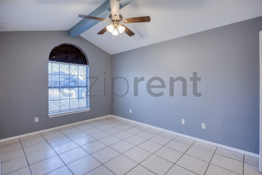 Building Photo - Unit
