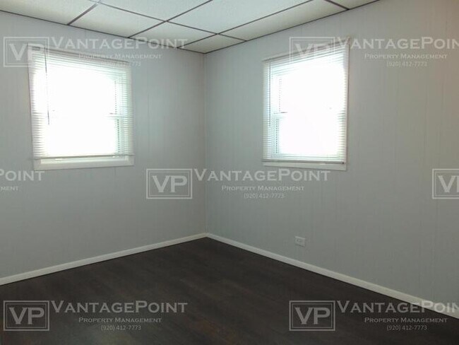 Building Photo - - Manitowoc Home For Rent –