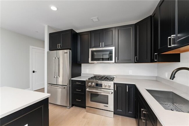 Building Photo - 350 Oliver Ave