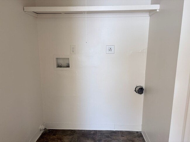 Building Photo - Large 2 bedroom apartment with washer/drye...