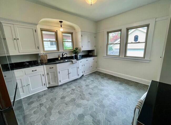 Building Photo - Beautiful  2 Bedroom + Den(3rd bedroom) Bungalow in Wauwatosa