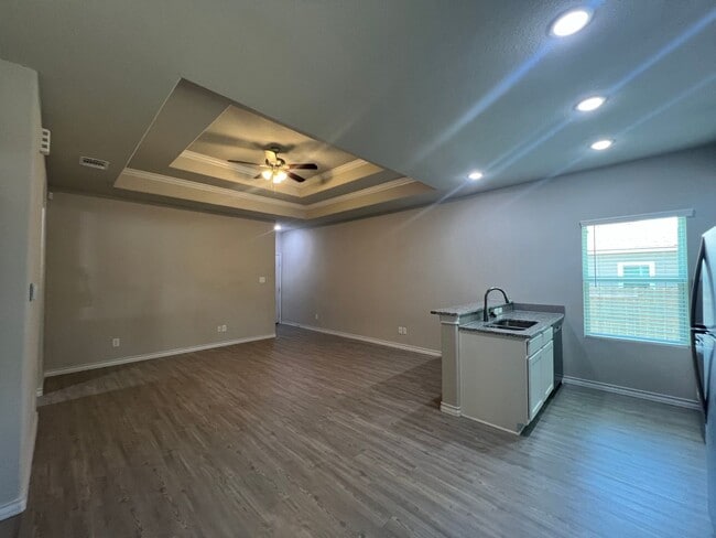 Building Photo - Elegant Home in Seguin!