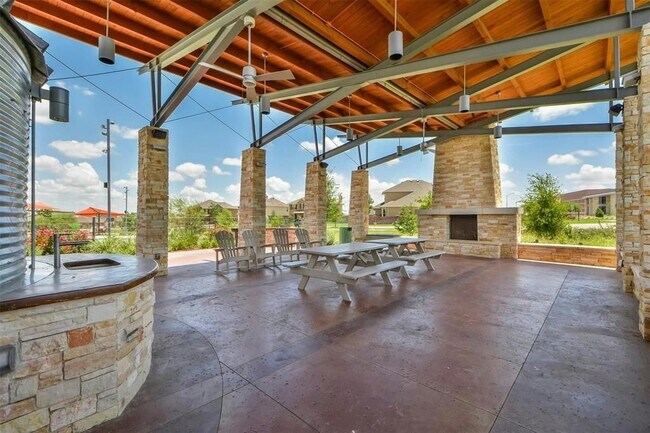 Building Photo - 300 Briar Park Dr