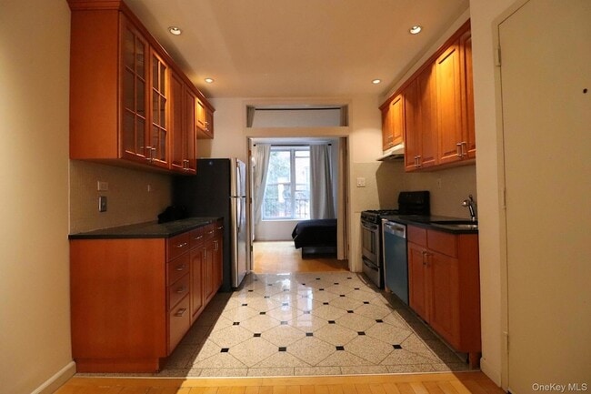 Building Photo - 528 W 46th St