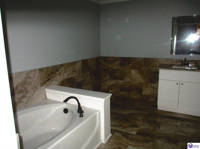 Building Photo - 130 Diamond Ct