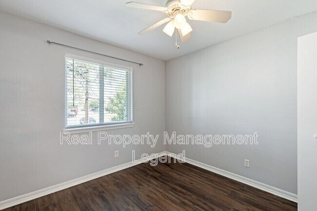 Building Photo - 6646 E Lovers Ln