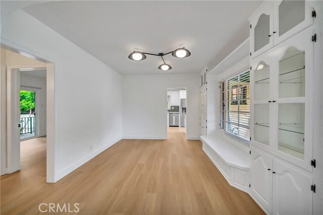 Building Photo - 546 S Beachwood Dr