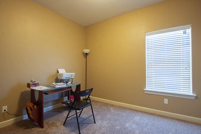 Building Photo - STYLISH EASTSIDE HOME
