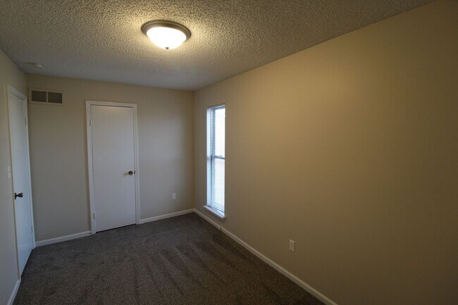 Building Photo - 117 S Saxony Dr