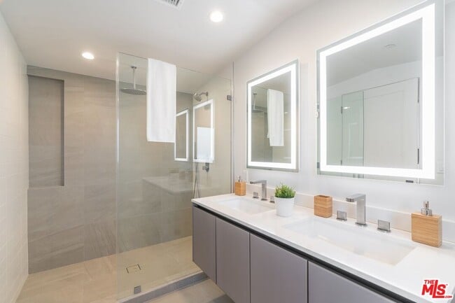 Building Photo - 857 N Detroit St