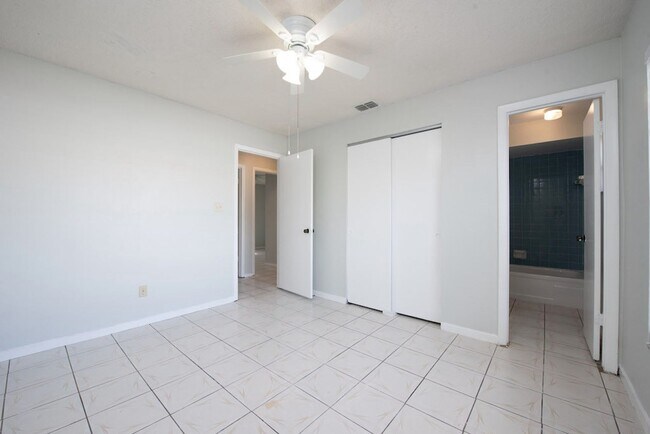 Building Photo - Cute 4/2 House In Buenaventura Lakes for Rent